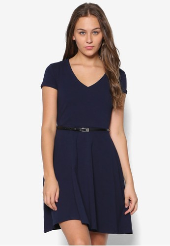 V領腰帶洋裝、服飾、洋裝DorothyPerkinsV領腰帶洋裝NT$1,180最新折價