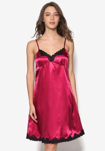 蕾絲邊飾絲綢睡裙、服飾、服飾Impression蕾絲邊飾絲綢睡裙NT$1,249NT$823最新折價