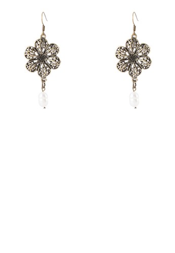 鏤空花飾耳環、飾品配件、飾品配件MarshellaAdornment鏤空花飾耳環NT$499最新折價