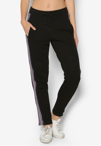 條紋邊飾運動長褲、服飾、服飾TOPSHOP條紋邊飾運動長褲NT$1,680NT$979最新優惠 條紋邊飾運動長褲、服飾、服飾TOPSHOP條紋邊飾運動長褲NT$1,680NT$979最新折價