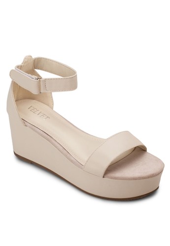 Victoria厚底包跟涼鞋、女鞋、楔形涼鞋VelvetVictoria厚底包跟涼鞋NT$899最新優惠 Victoria厚底包跟涼鞋、女鞋、楔形涼鞋VelvetVictoria厚底包跟涼鞋NT$899最新折價