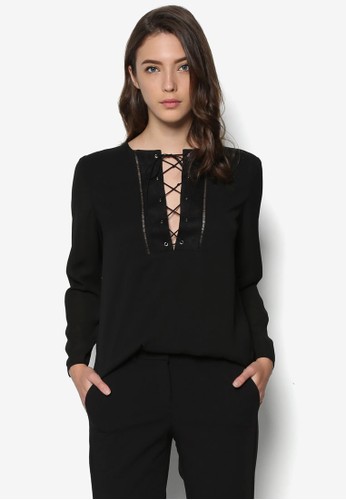 Premium繫帶領長袖上衣、服飾、上衣ZALORAPremium繫帶領長袖上衣NT$999最新優惠 Premium繫帶領長袖T-shirt、服飾、上衣ZALORAPremium繫帶領長袖上衣NT$999最新折價