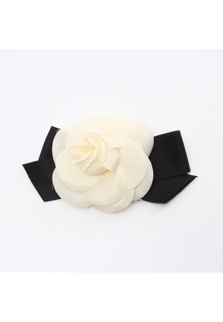 CHANEL 二奢 Pre-loved Chanel camellia ribbon corsage brooch fabric ivory black
