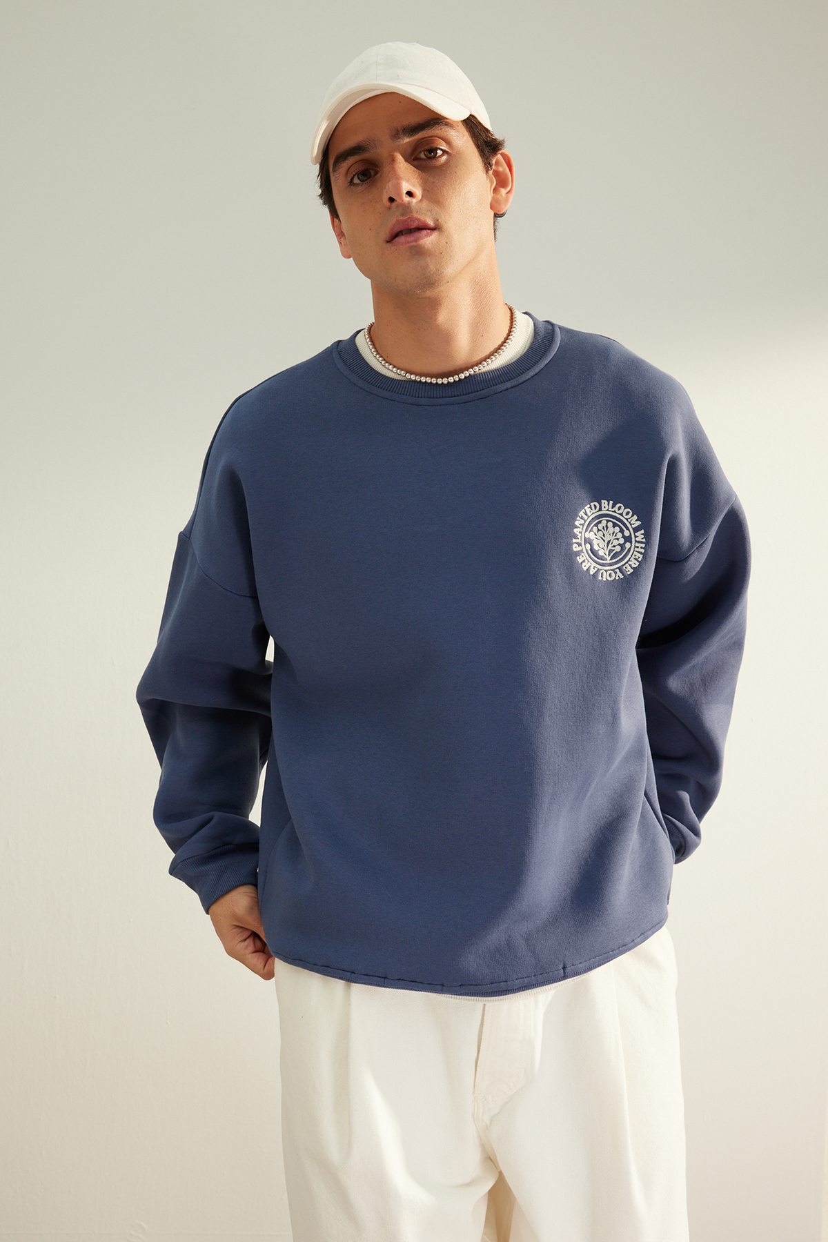 Trendyol Limited Edition Indigo Men's Oversize Embroidery Cotton Fleece Fleece Sweatshirt.