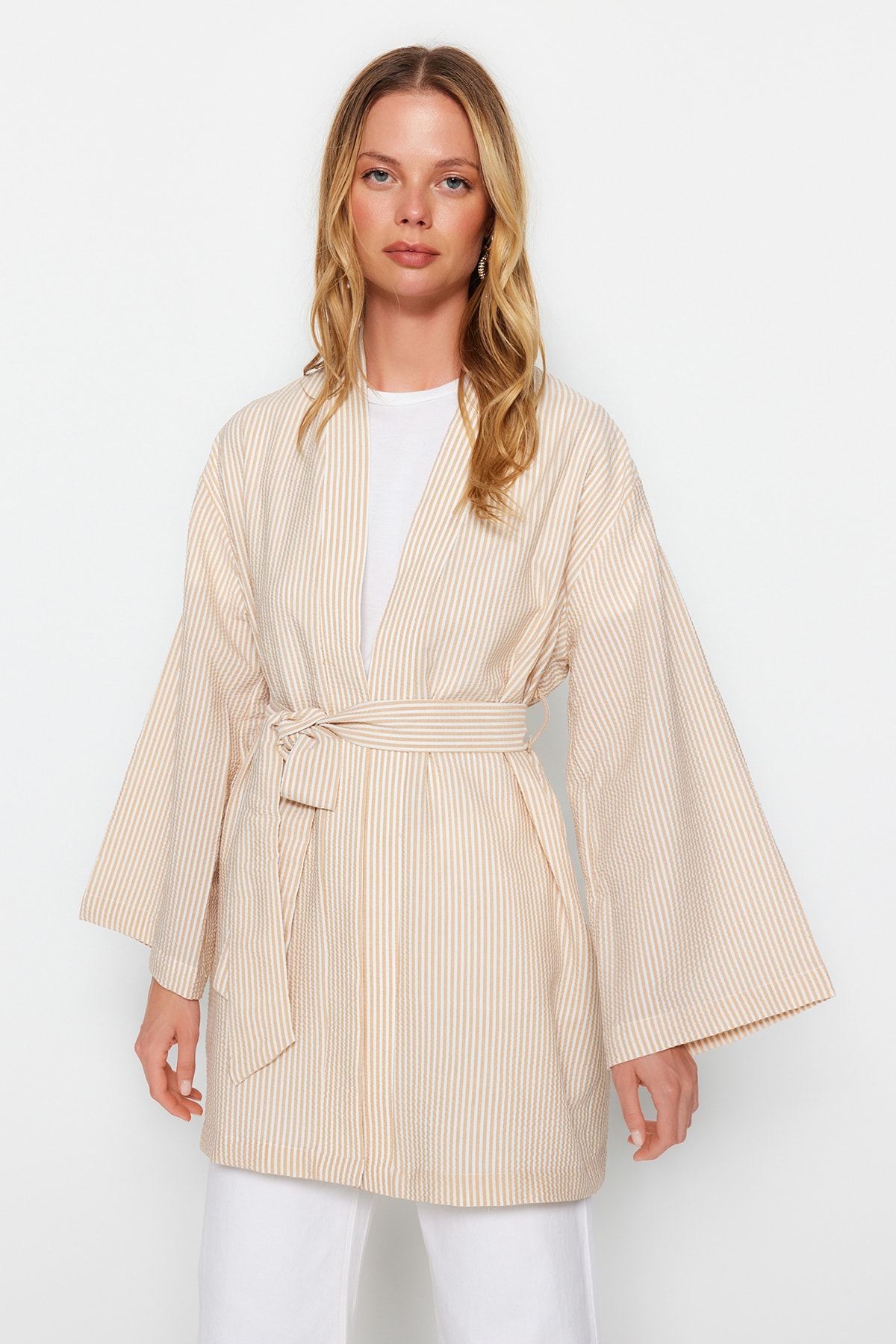 Trendyol 用石腰帶編織透明條紋和服和長袍