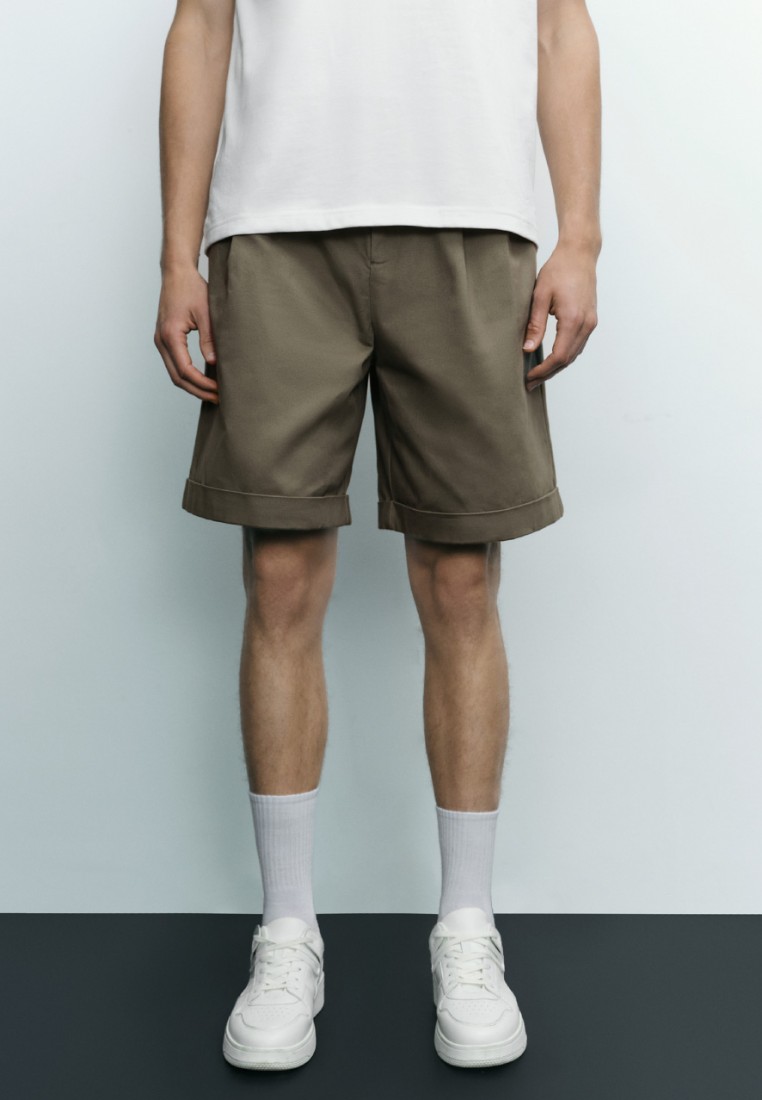 Urban Revivo UR夏季新款男裝輕熟風通勤雙壓褶翻邊純色寬鬆短褲UMF632024