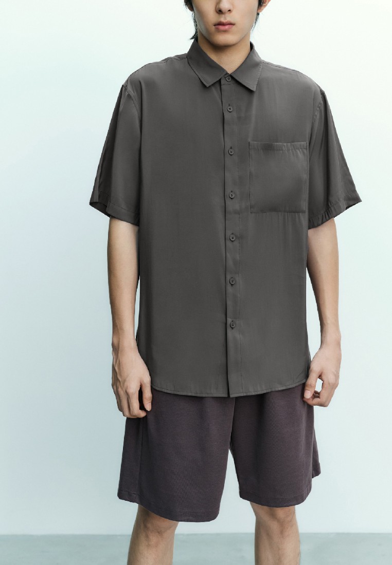Urban Revivo 男裝復古風貼袋純色寬鬆短袖薄開襟襯衫