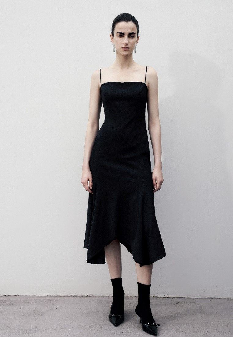 Urban Revivo 女裝時尚氣質小黑裙方領吊帶寶藏連衣裙